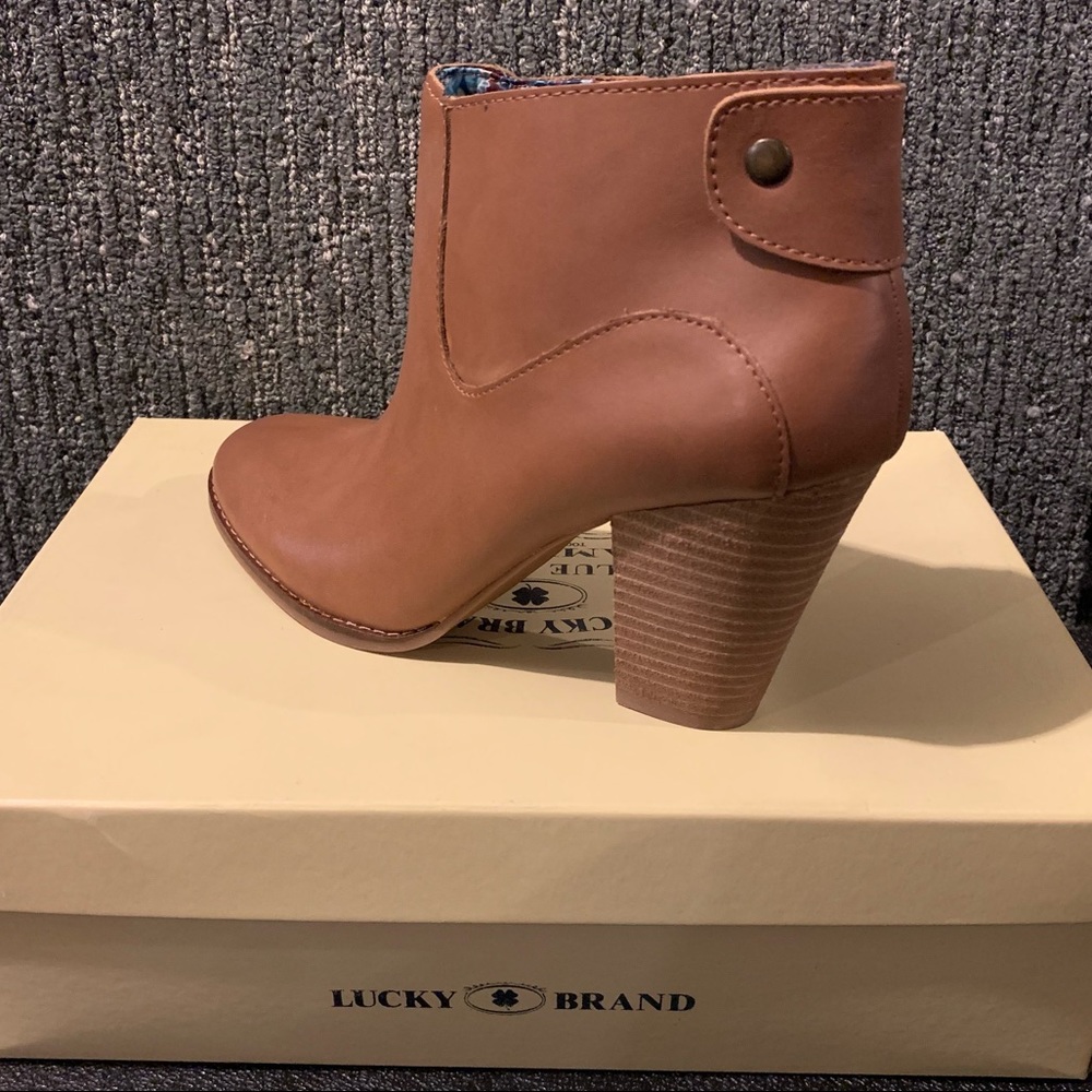 Left shoe ONLY!  Cute boot for fall!
